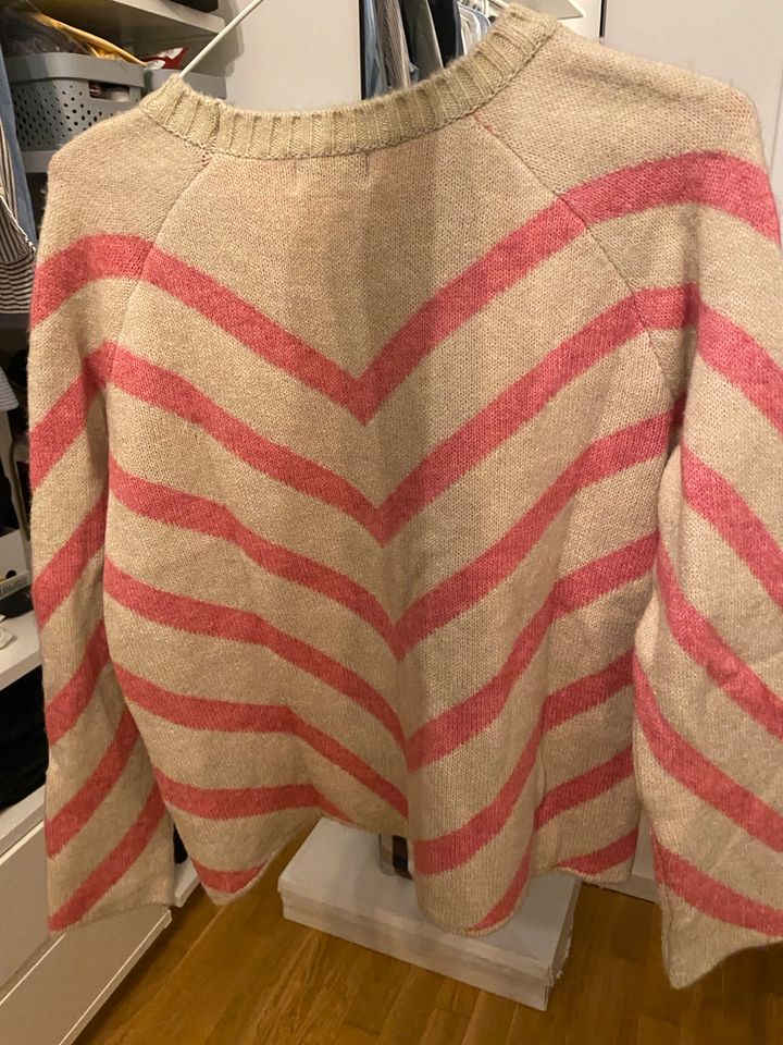 Only Pullover mit pinken Streifen in Berlin