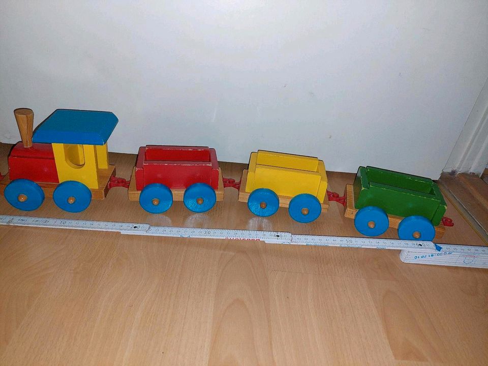 Vintage Holzeisenbahn mit Waggons Kinderspielzeug Baby Duplo in Berlin