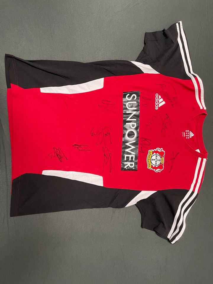 Bayer Leverkusen T-Shirt mit Unterschriften von Spielern in Köln
