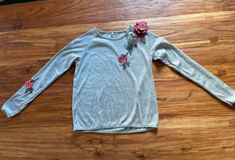 Oberteil Shirt Pullover Grau Aufnäher Rose Blume neu Patch in Fürth