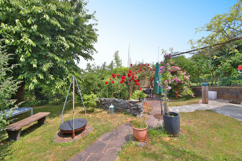 Interessantes Einfamilienhaus mit Einliegerwohnung und wunderschönem, unverbaubarem Fernblick in Roßdorf