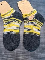 Wollsocken Sneakersocken handgestrickt 34/35 Alwinas Strickwelt Nordrhein-Westfalen - Lemgo Vorschau