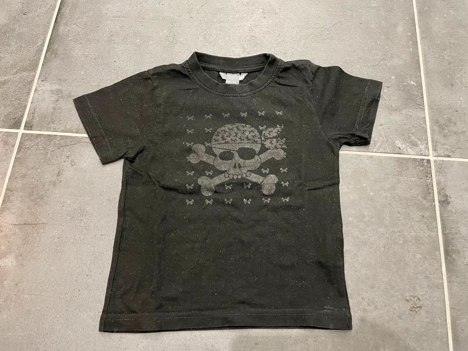 Schwarzes Mädchen T-shirt mit Totenkopf Gr. 92 in Windeck