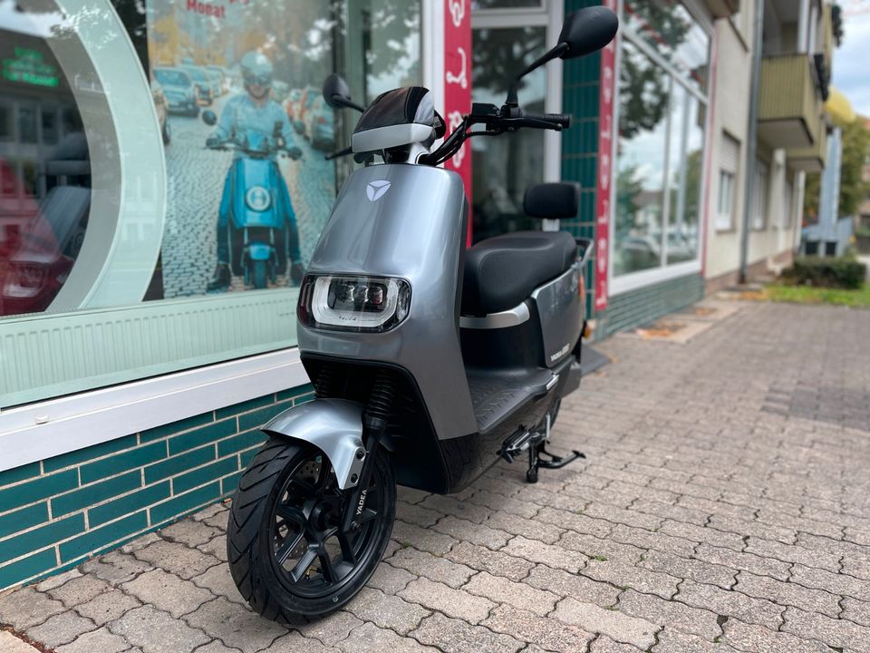 NEU Elektroroller 45km/h YADEA E8S Pro mit neuartiger Graphen Batterie in  Hessen - Kassel, Motorroller & Scooter gebraucht