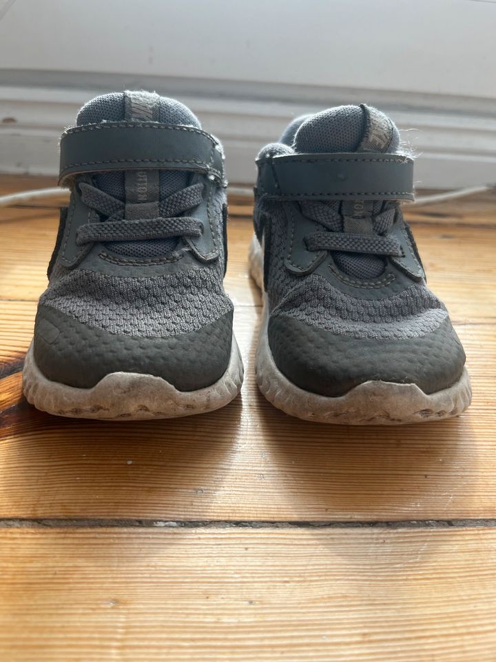 Nike Kinderschuhe - Größe 22 in Berlin