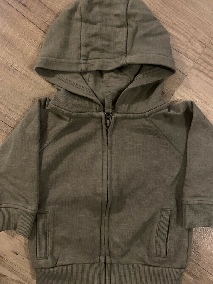 Next Sweatjacke Khaki Baby Jungen 6-9 Monate in Remscheid