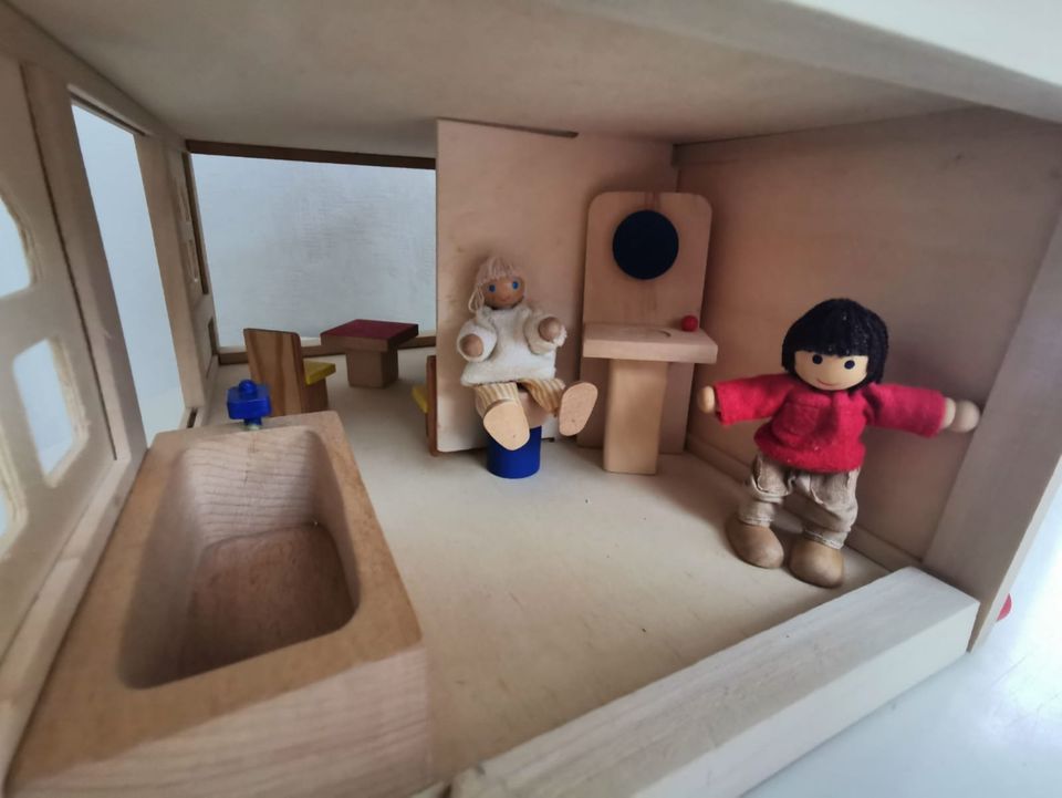 Puppenhaus aus Holz mit Puppen und Möbeln in Hamburg