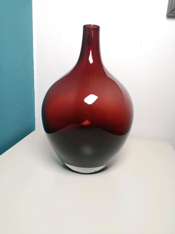 Handgemachte rote Vase aus Glas in Bruchsal