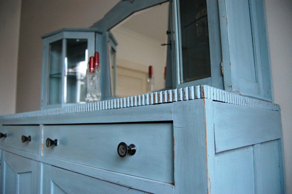 alter Schrank mit Spiegel-Aufsatz - Shabby Chic/Vintage in Sande