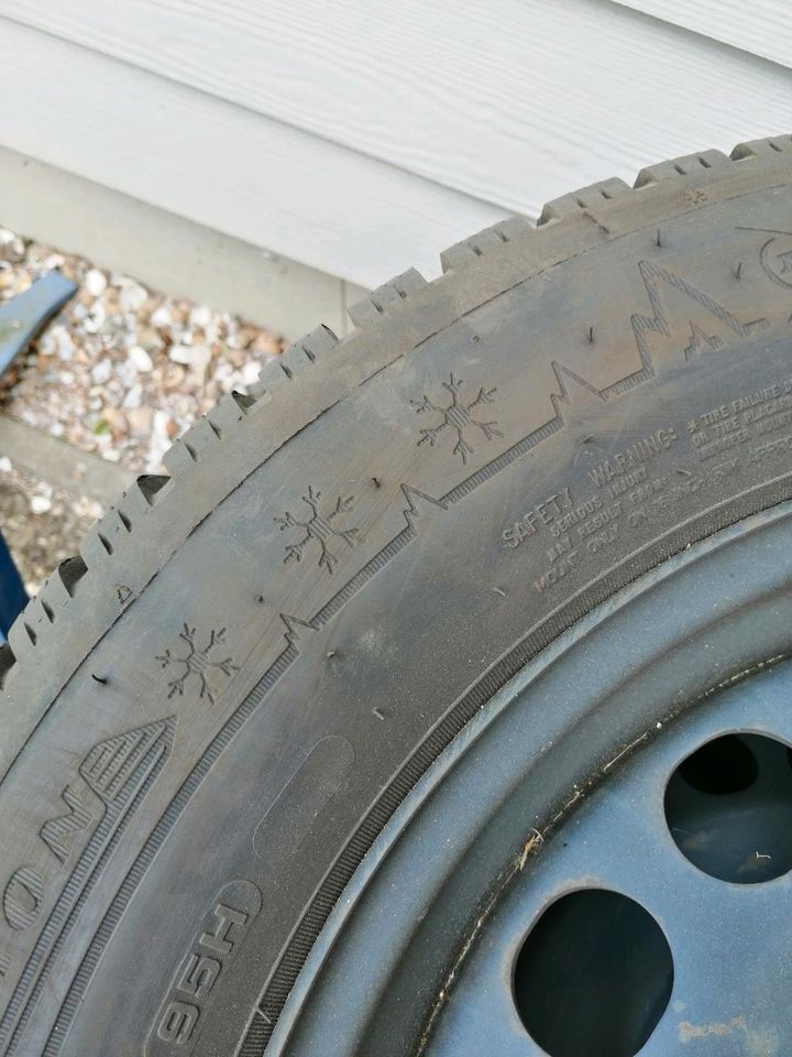 Dunlop Winterreifen 215/60R16 auf Stahlfelgen, 3 Jahre alt in Elmshorn