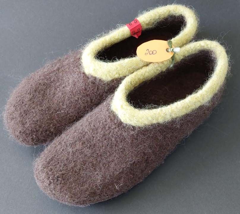 Warme Filzpantoffeln / Filzschuhe m. Antirutschsohle Gr. 43/44 in Lügde