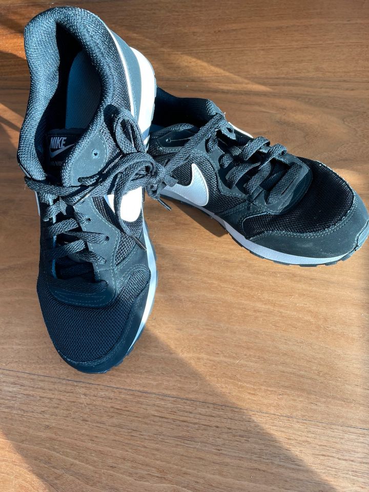 ❤️schwarze Nike MD Runner 2 Gr. 40 Turnschuhe Sneaker in Ingolstadt