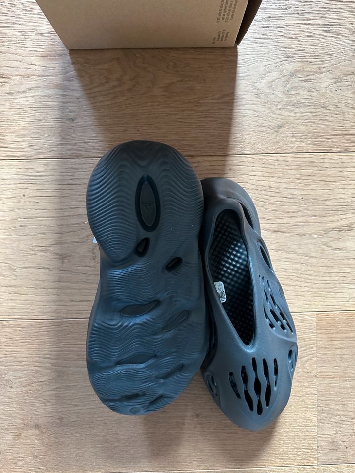 adidas Yeezy Foam RNR Onxy | EU 44.5 | US 10 in Stuttgart