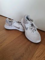 Nike Revolution Laufschuh, weiß, Farbe stark abgenutzt Nordrhein-Westfalen - Witten Vorschau