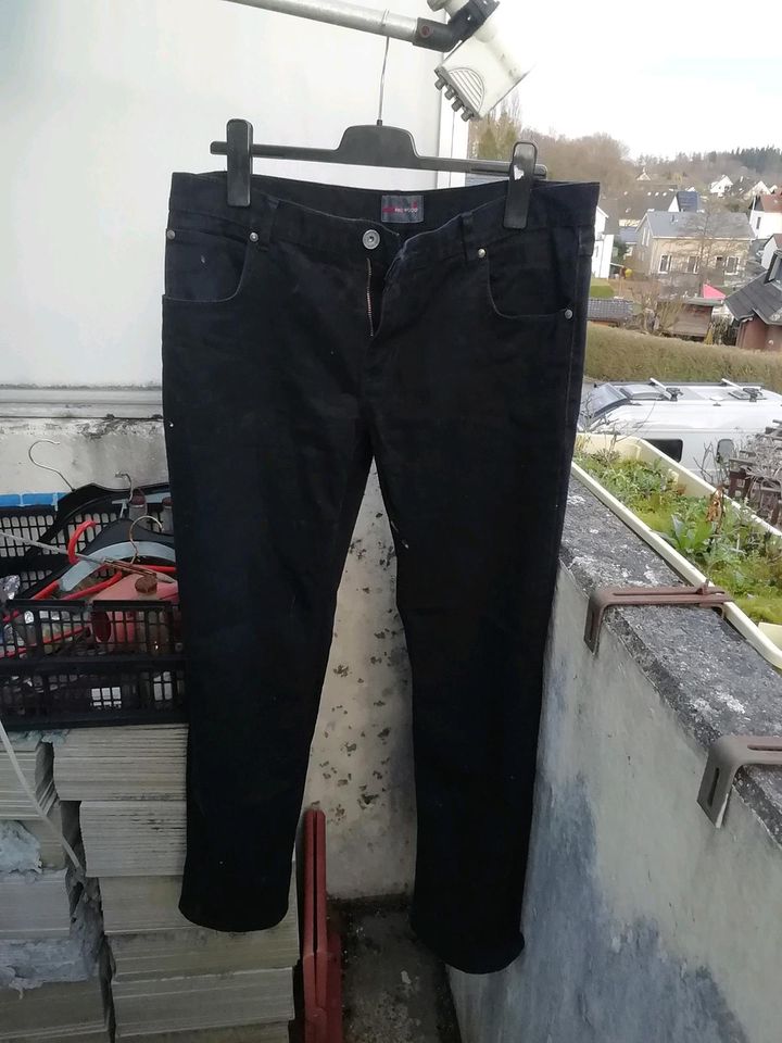 Herren Jeans RED WOOD schwarz Gr. 36/30 zu verschenken in Hemer