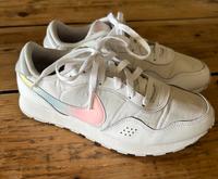 Schöne Sneaker von Nike in Gr. 38,5 Nordrhein-Westfalen - Elsdorf Vorschau