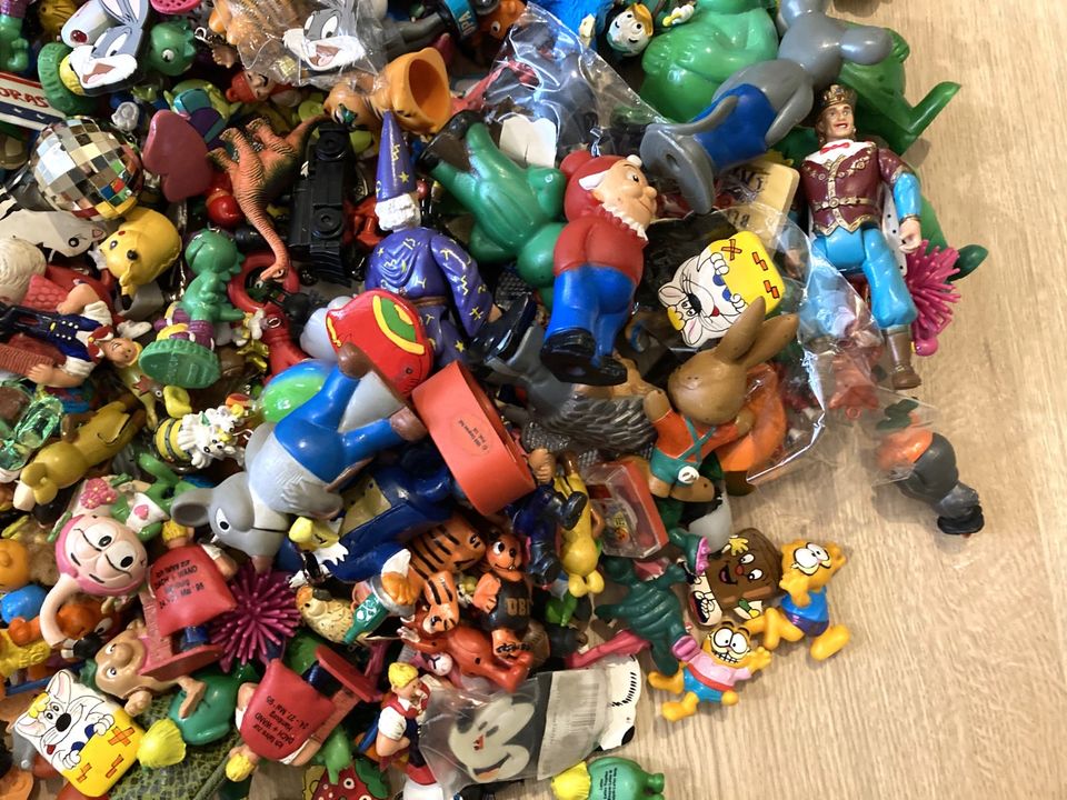 8Kg / +500 Stück Kinderspielzeug Lot, Pokémon, Garfield, Disney, in Neu-Isenburg