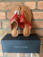 TOMMY HILFIGER*T-Strap*LEDER*Gr.39–39,5*NEU*ETIKETT*NP–145€ Nordrhein-Westfalen - Brühl Vorschau