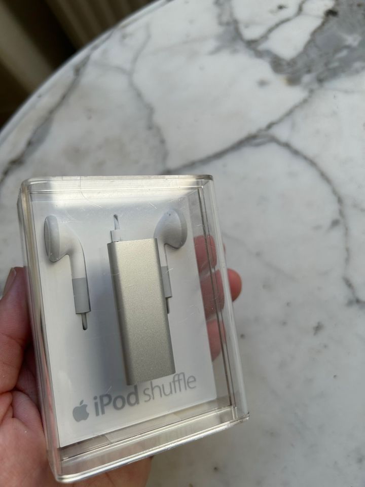 NEU Apple iPod shuffle 3.Generation 2GB OVP ungeöffnet silber in Köln