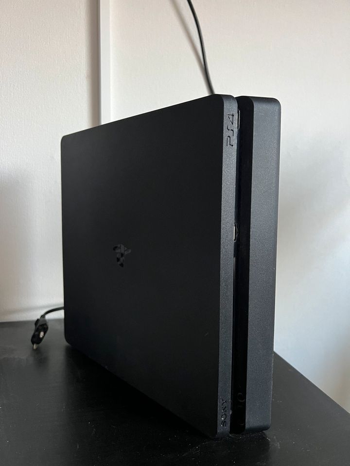 PlayStation 4 Slim 1TB + Controller in Eggebek