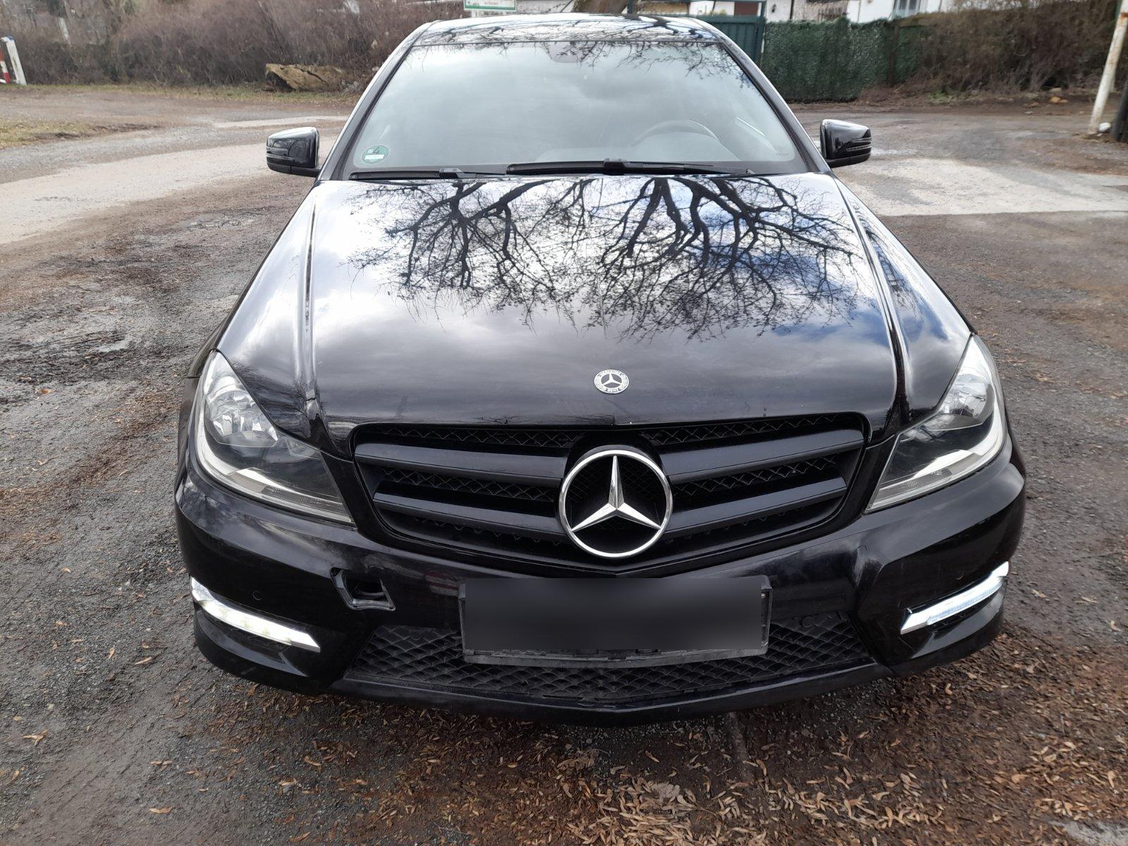 Abbildung des Autos Mercedes. C. Coupe 220CDI