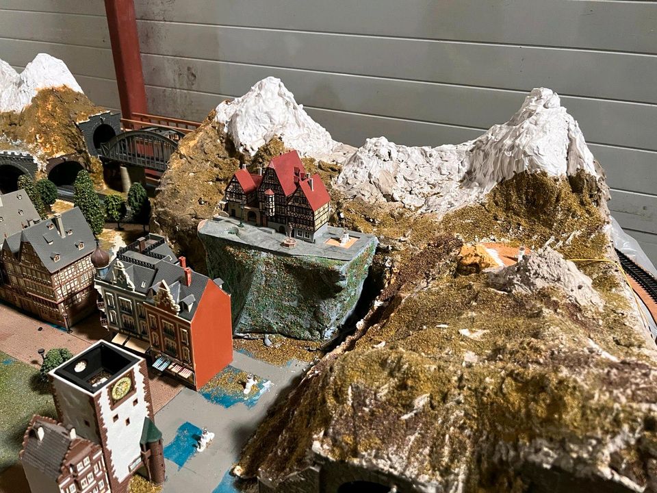 Modell-Eisenbahnanlage mit diversem Zubehör in Celle