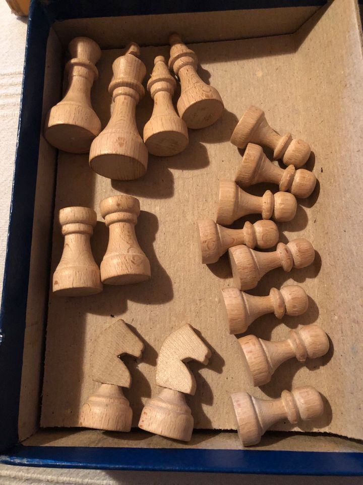 DDR Brettspiel Mühle Dame Schach Figuren aus Holz in Pössneck