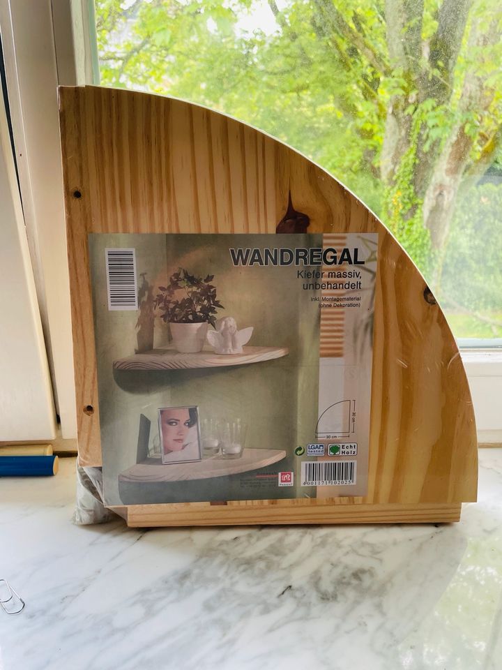 Wandregal original verpackt in Saarbrücken