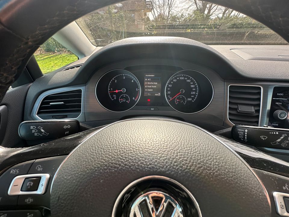 Volkswagen Golf Sportsvan 1.6 TDI - ACC CAM SHZ Panorama - Apple in Freiburg im Breisgau