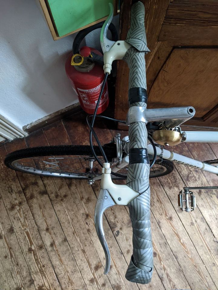 Rennrad Peugeot - Vintage, weiß, unplattbare Reifen, plus 3. Rad in Nordlohne