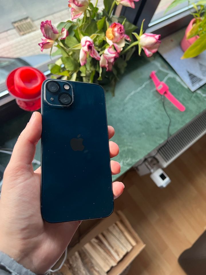 iPhone 13 dunkelblau in Finnentrop