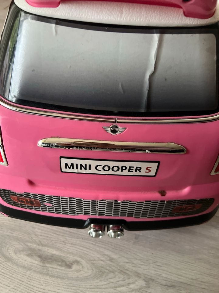 Mini Cooper in pink in Troisdorf