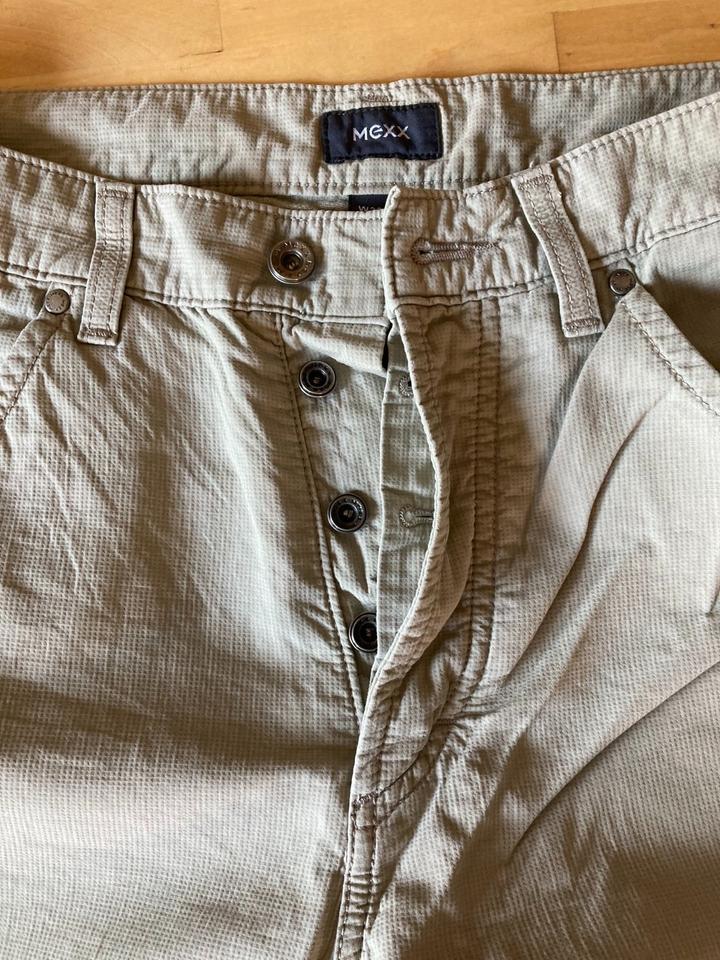 Mexx, Sommerhose, W33 L34, Knopfleiste, beige Sand, dünne Jeans in Euskirchen