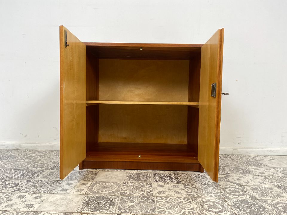 WMK Minimalistische und geräumige Mid-Century Kommode aus vollem Holz mit Wurzelholz veredelt # Schrank Wäschekommode Wickelkommode Sideboard Flurkommode Schuhkommode Schuhschrank 50er 60er Vintage in Berlin