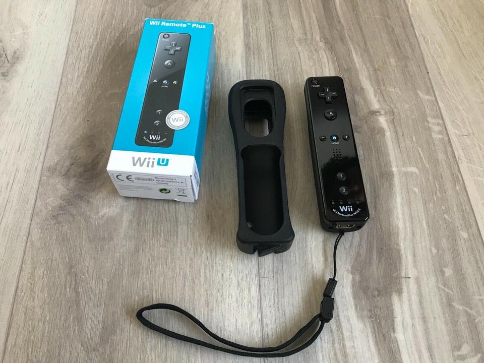 Nintendo Wii U, 5 Spiele, Zubehör, tanzen und singen »Karaoke« in Bad Krozingen