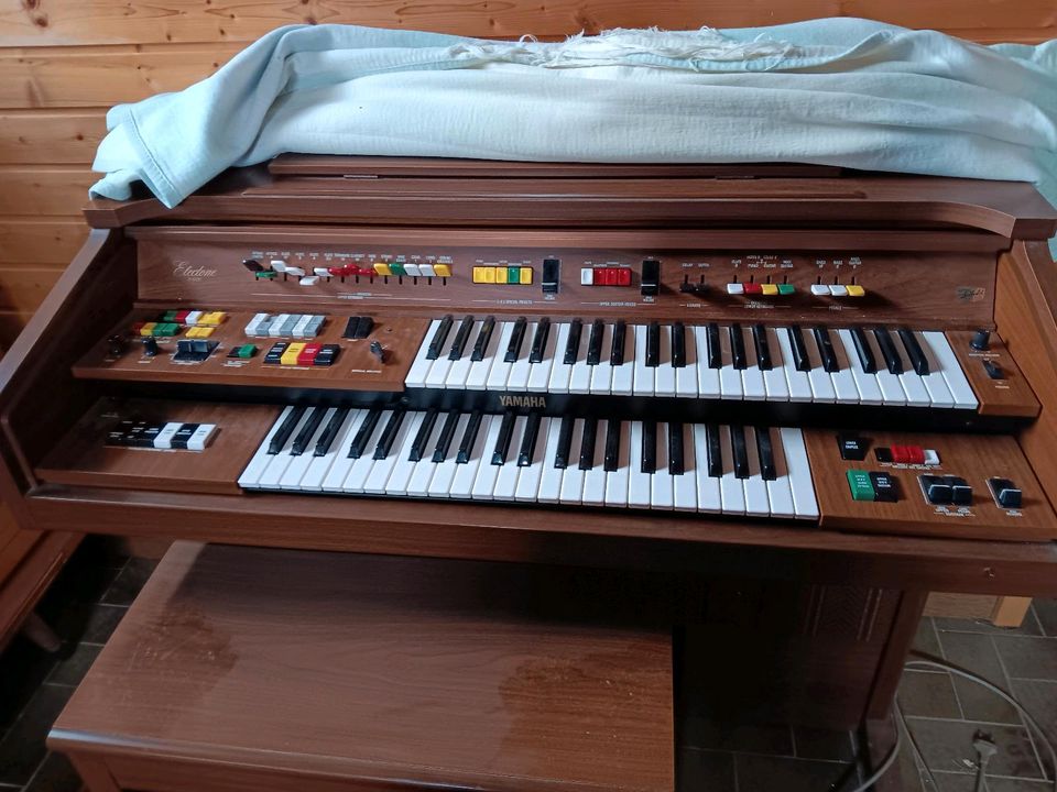 Alte Orgel mit Stuhl electone Yamaha b605 in Duisburg