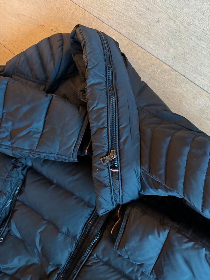 Moncler Daunenjacke in Größe 4 in Köln