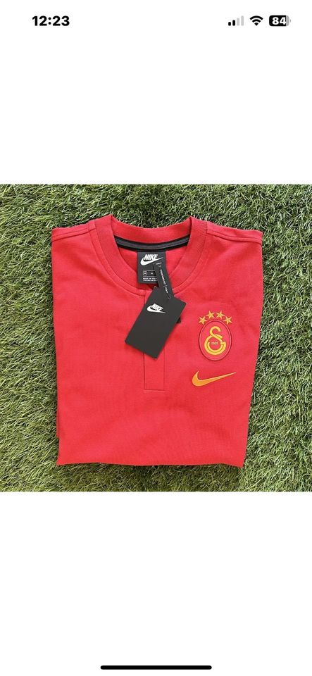 Nike Galatasaray Poloshirt ohne Kragen mit Knopfleiste,neu in Bremen