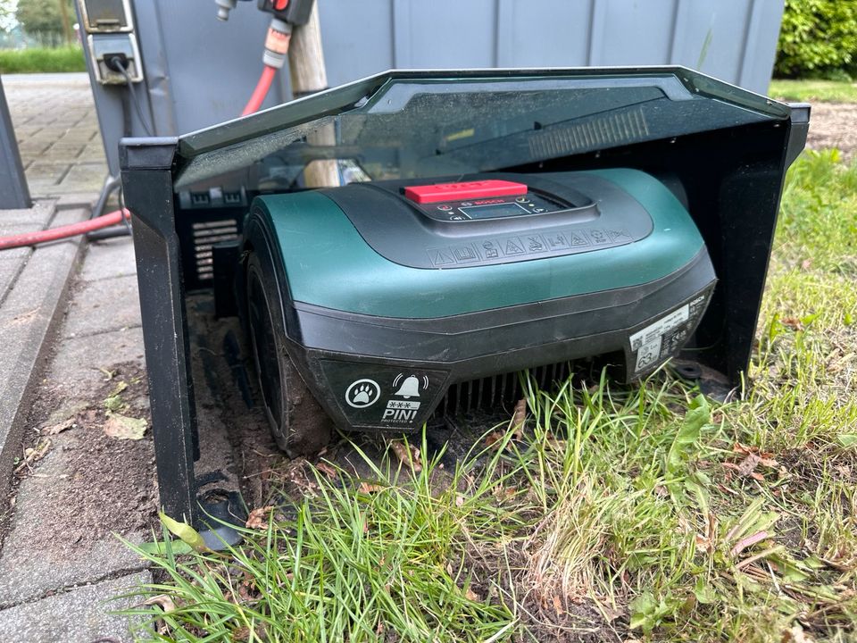 Bosch Indego M700 + Garage Rasenmäher Mähroboter in Kranenburg