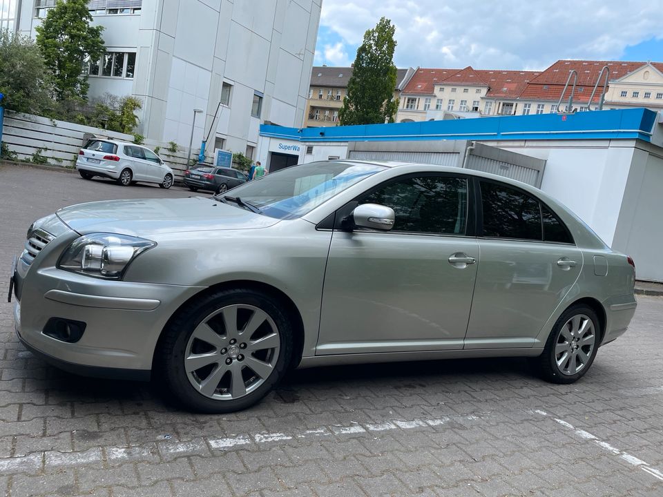 Toyota avensis 2.0l Automatik in Berlin