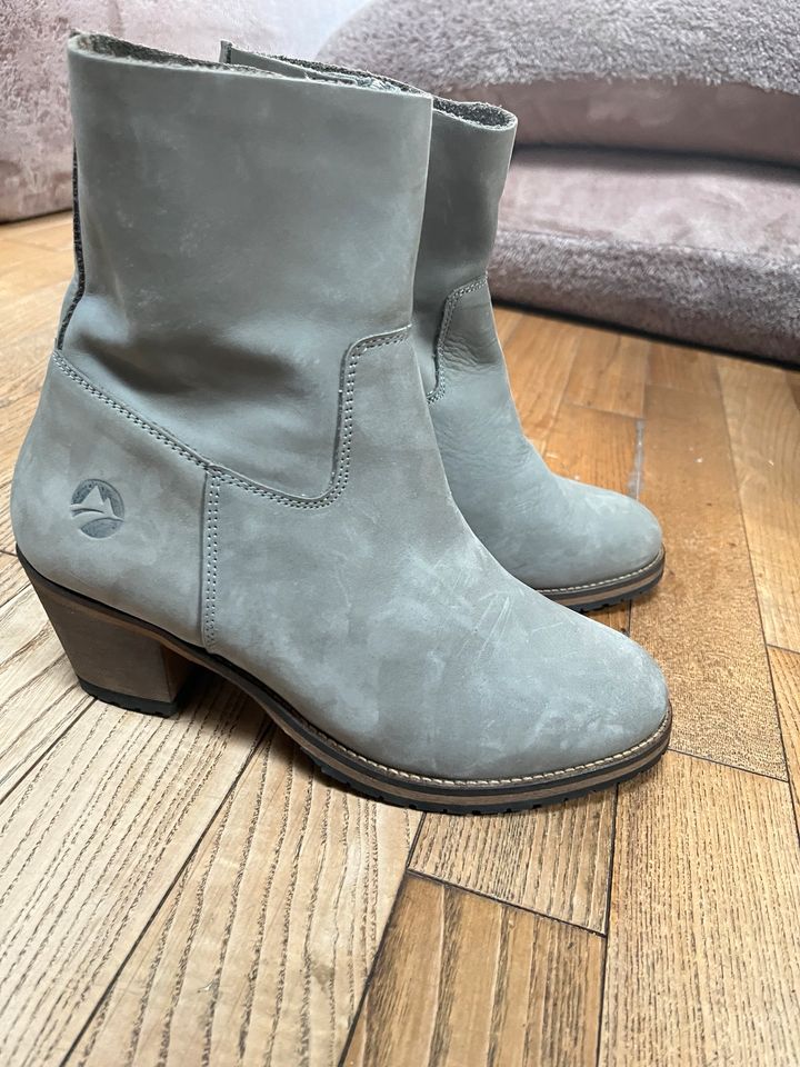 NEU Travelin Leder Stiefel Chelsea Boots Damen Gr. 40 grau in Frankfurt am Main