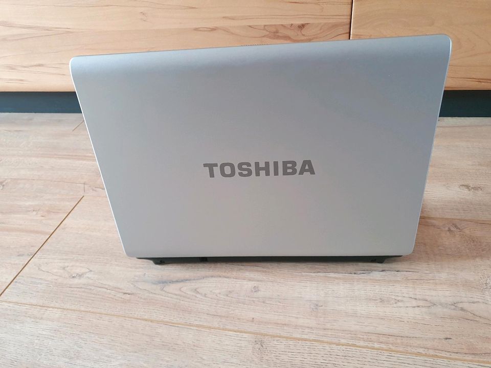 Toshiba Sattelit Laptop 17" Zoll SSD Windows 10 in Gelsenkirchen
