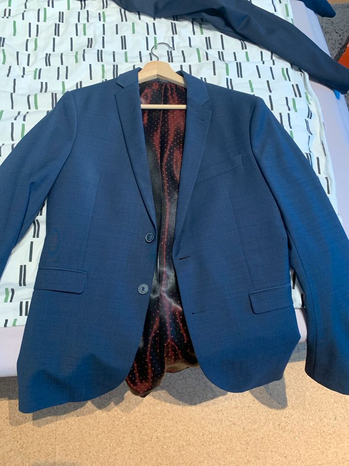 Blauer Anzug mit Schlips und passendem Hemd in Dortmund