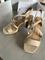 Sandalette Blockabsatz in beige Gr.39 Nordrhein-Westfalen - Borchen Vorschau