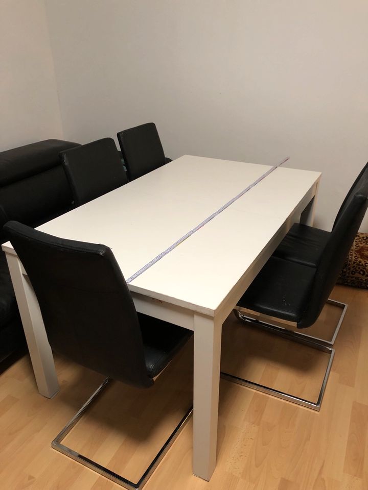 Esstisch mit Stühlen in Darmstadt