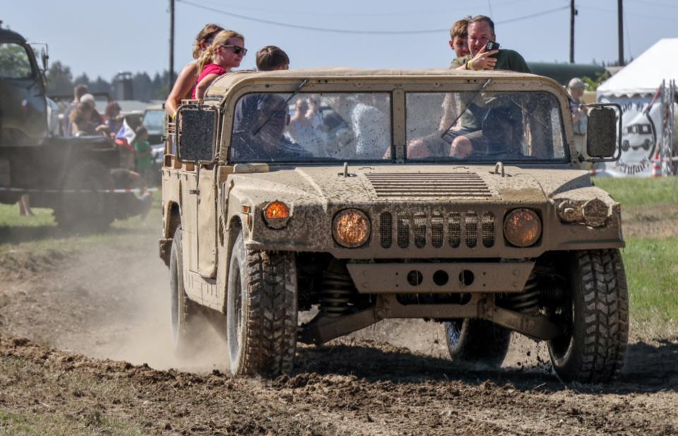 NVA DDR Bundeswehr US Army Treffen W50 Ural Trabant Humvee in Markneukirchen