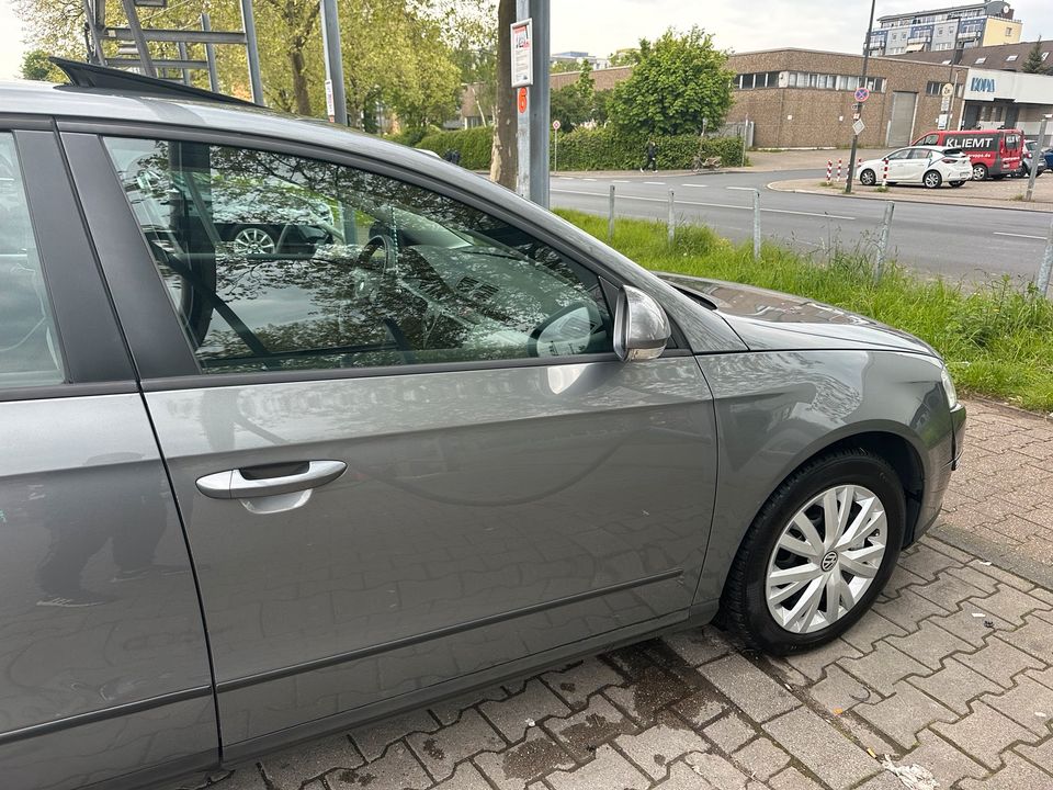 Volkswagen Passat 1.6 FSI/ Schiebedach/ 3.Hand/Klimaautomatik in Düsseldorf
