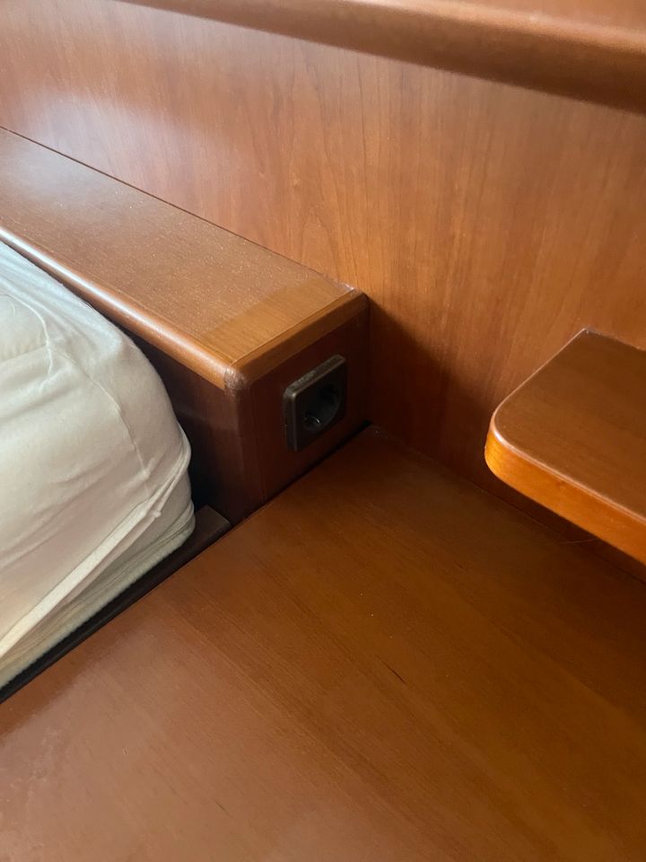 Doppelbett mit Ablage und Nachttischen inkl. Steckdosen am Bett in Rodgau