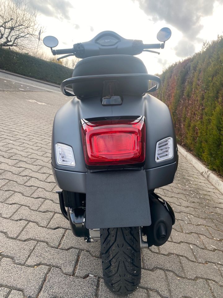 Vespa GTS  125 iget SuperSport 13 ZOLL ALL BACK in Eschborn