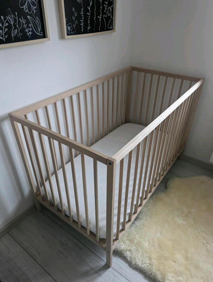 (unbenutzt)Babybett+Matratze+Bettbezüge+Matratzenschoner 60x120 in Guntersblum